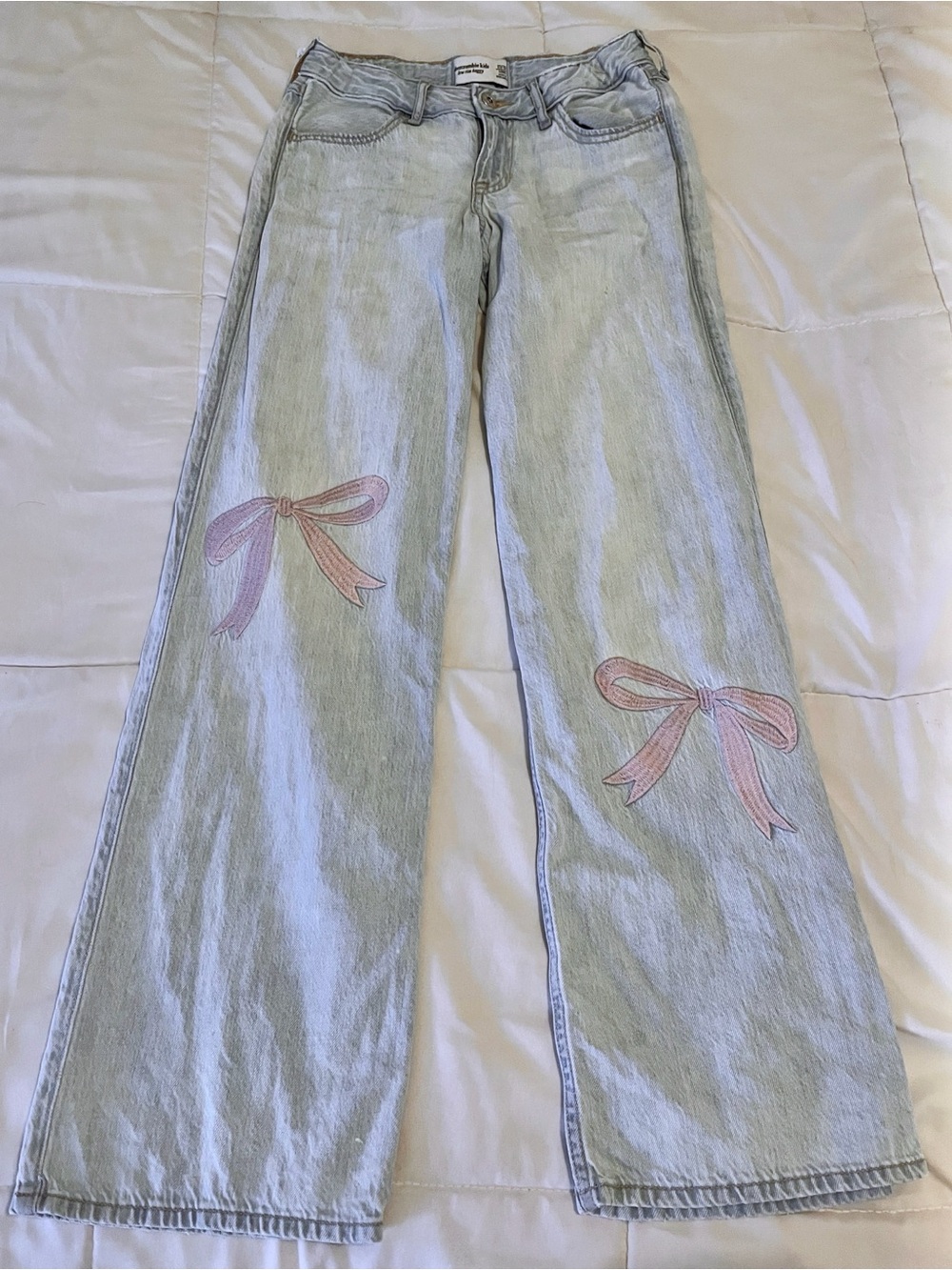 abercrombie kids girls low rise baggy light wash pink bow jeans size 11/12 long